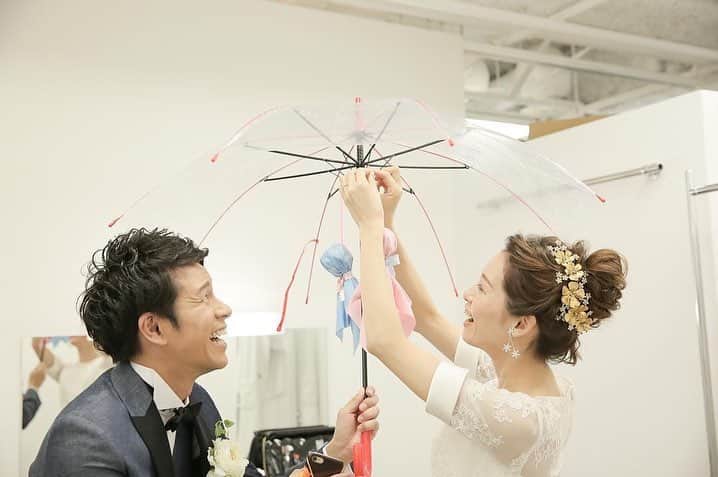 デコルテウエディングフォトグループさんのインスタグラム写真 - (デコルテウエディングフォトグループInstagram)「* おふたりといっしょに作った"てるてる坊主"がとっても可愛い♡ 傘にくっつけて準備万端ーーー！ おふたりのてるてる坊主のおかげで雨は止み、 相合い傘でお写真を残すことができました☀ ------------- ❁Photographer 山村 祐太 @y_yamamura_tvb ❁Hair and Makeup 藤若 かおり @waka_hairmake_tvb ❁スタジオ TVB京都店 @studiotvbkyoto ------------- #デコルテ花嫁 #d_weddingphoto #decollte_design  #ウェディングフォト #ブライダルフォト #フォトスタジオ #前撮り #後撮り #プレ花嫁 #卒花 #関西花嫁 #関東花嫁 #ロケーション撮影  #2018冬婚 #2018春婚 #2018夏婚 #2018秋婚 #フォトウェディング #weddingphoto #撮影指示書 #てるてる坊主 #相合い傘 #雨の日 #ロケフォト #ミモレ丈ドレス  #お袖ドレス #ロケーションフォト」10月17日 18時01分 - decollte_weddingphoto