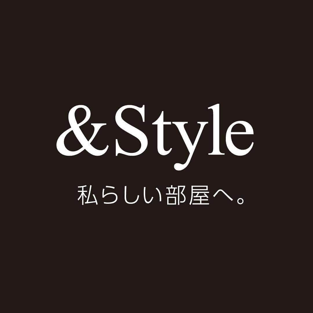 「お、ねだん以上。」ニトリ公式アカウントさんのインスタグラム写真 - (「お、ねだん以上。」ニトリ公式アカウントInstagram)「＆Style　フェミニン👸🏻リビングコーデ ． まるでお城のような雰囲気、フレンチスタイルなかわいいアイテムを揃えたリビングコーデ♪ 白を基調として家具やラグをそろえ、ピンクなどのフェミニンカラーでアクセントをつけたら、女性らしい柔らかな雰囲気のお部屋になりますね。 ． ニトリの&Styleを使ったリビングコーデに #mynitori を付けて投稿しませんか😄いいね、リポストさせていただくかも！ ． 【アイテム例：写真1枚目】 商品名：センターテーブル シナモWH120 パイン お値段：36,945円(税別) 商品コード：1505777 . 商品名：ローボード(シナモ150WH パイン) お値段：46,204円(税別) 商品コード：3131557 . 商品名：アクセントクッション FMペイズリー IV お値段：1,380円(税別) 商品コード：7804839 . 商品名：クッションカバー FM アンナRO お値段：925円(税別) 商品コード：7805124 . 商品名：アクセントラグ(エーマ 140x200) お値段：9,250円(税別) 商品コード：7232454 . 商品名：フリーカバー　小さめサイズ(マカロンRO 140X190) お値段：1,658円(税別) 商品コード：7590801 . ※写真には演出品を含みます。 ※入荷待ちの商品についてはお届けまでに日数をいただく場合がございます ※一部の店舗、通販サイトでは展示や在庫がない場合がございます。 ※一部の商品の価格は変動する可能性があります。 . #おねだん以上 #ニトリ #リビング #リビングルーム #リビングコーデ #フェミニン #フェミニンコーデ #フレンチスタイル #クッション #ニトリのクッション #テーブル #ニトリのテーブル #ラグ #ニトリのラグ #ローボード #インテリアコーディネート #インテリア #インテリア雑貨 #ニトリで購入 #雑貨好き #居心地の良い空間 #雰囲気のある暮らし #おうち時間 #癒し空間 #模様替え #お部屋作り #myroom #マイルーム #ニトリの秋冬インテリア」10月17日 18時01分 - nitori_official