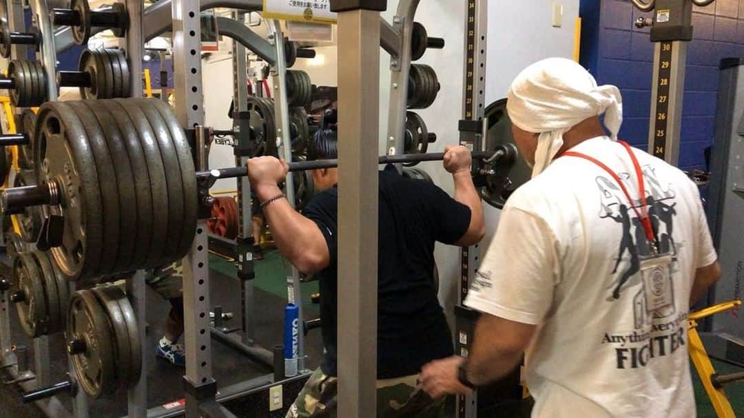 のインスタグラム：「ヘルプ有りですが フルスクワット300kg」