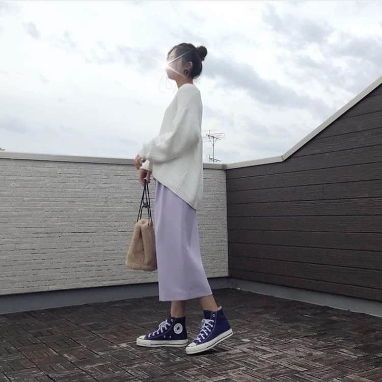 のインスタグラム：「秋の淡い色使いコーデ💕スニーカーを合わせた程よいカジュアル感もマネしたいですね👏✨ Regram from @kao.choco　様 ・ 🔶🔸🔶🔸🔶🔸🔶🔸🔶🔸🔶🔸 ・ kao.choco*** #今日のコーデ #きょコ . 📷スワイプしてね⠒̫⃝⠒̫⃝⠒̫⃝. . ライトパープル～パープルのグラデーション🍇❁*. パープルにキャメルベージュを合わせるの大好き◡̈*♡.°⑅. . . 【pic3】. Vネックセーターのインナーに @gu_global 限定価格中にgetした #guウォームリブレースvネックt を着ました♡♡. 薄手だから重ねやすく暖かい☺. 真冬は寒そうだけどね😅. . . 【pic4】. 最近のお気に入りピアス♡˖꒰ᵕ༚ᵕ⑅꒱. @kobe_vingtaine  @rakuten_fashion . . . ⋆*コーデ詳細はブログにて⋆*. . . #handm #エイチアンドエム #gu #gumania  #guコーデ #大人gu部 #converse #converseallstar #コンバースコーデ #スニーカーコーデ #大人カジュアル #きれいめカジュアル #ママコーデ #プチプラコーデ #お洒落さんと繋がりたい #おしゃれさんと繋がりたい #アラフォーママ #男の子ママ #楽天お買い物部」