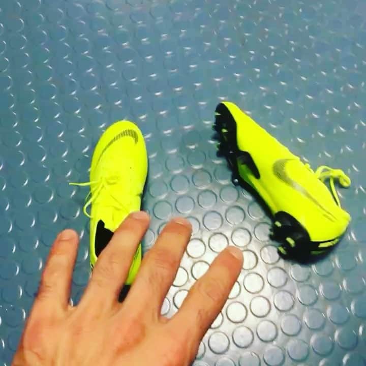 ジュリオ・ドナーティのインスタグラム：「Fluo therapy.. new football shoes 🔫⚽️⚡️ #nikefootball #bundesliga #footballboots」