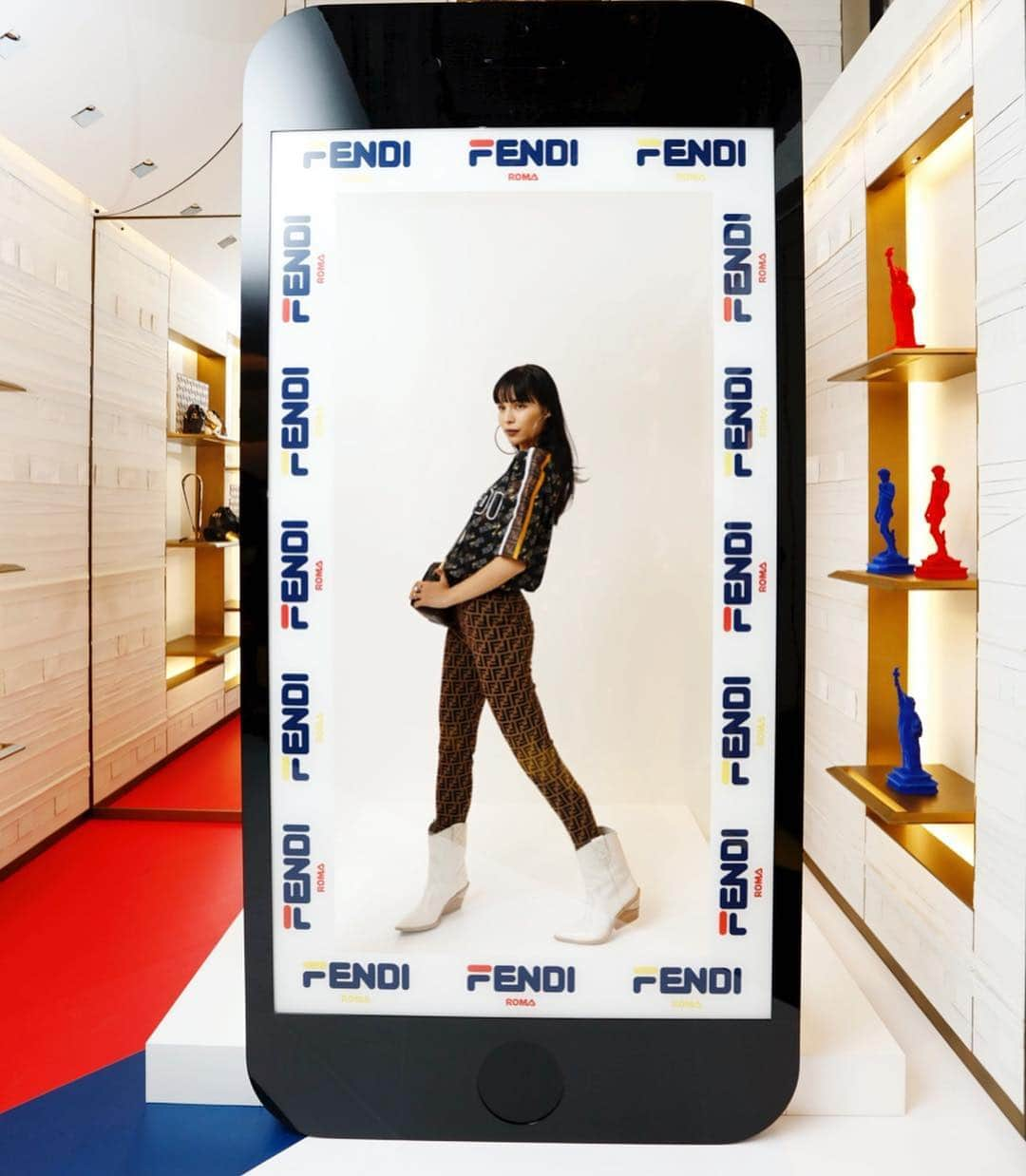 紗羅マリーさんのインスタグラム写真 - (紗羅マリーInstagram)「@fendi 💞💞💞 #fendimania 可愛いものがありすぎて🤤」10月17日 10時42分 - saramary12