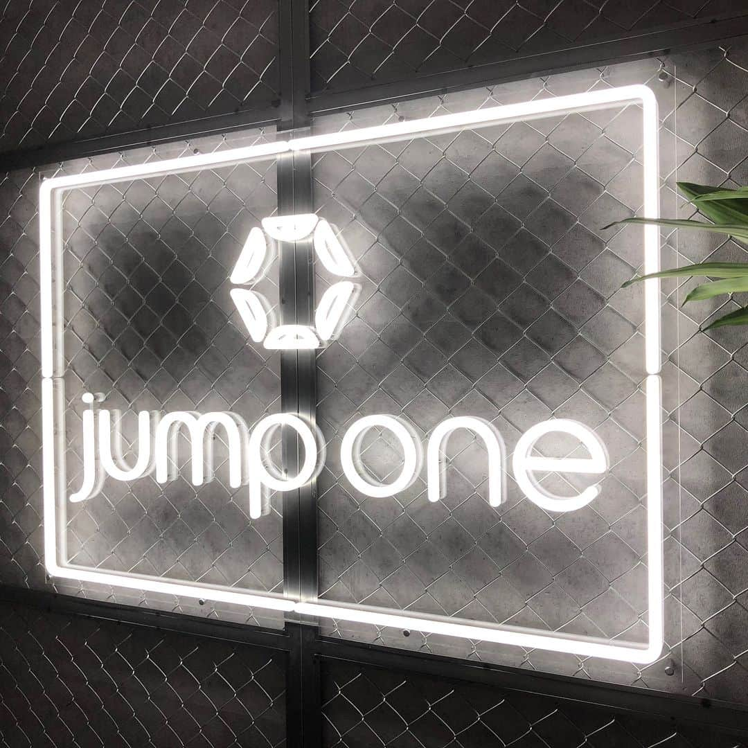 jump one（ジャンプワン）さんのインスタグラム写真 - (jump one（ジャンプワン）Instagram)「. 【Information】 いつもjump oneをご利用頂き、誠にありがとうございます。 本日、正午頃に10月30日（火）までのレッスンスケジュールを更新します！ ≫https://www.jumpone.jp/jumpone_reserve/reserve.php . 本日は10月15日（月）にオープンしたjump one Ginza.4をご紹介いたします。 エレベーターを降りると、ネオン管で作られたjump oneのロゴがお出迎え。 配管がむき出しになっていたり、金網を使った内装で、海外の倉庫のようなかっこいいスタイルになっています。 トランポリン台数は30台で、男性女性ともにシャワーを完備！ 男女兼用スタジオですので、個人のお客様、ご友人、ご夫婦でのご来店もお待ちしております。 . #JUMPmoretogetherasONE #jumpone#trampoline #jump #fitness #exercise﻿﻿ #trampolinefitness #ginza #lesson #jumping #instructor #new﻿﻿ #ginza #ginza4 #GNZ4 #ジャンプワン #トランポリン #ジャンプ#フィットネス﻿﻿ #トランポリンフィットネス #インストラクター #銀座」10月17日 11時01分 - jumpone_official