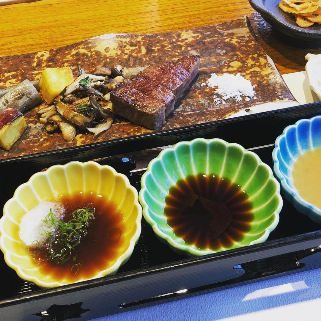 宇佐美蘭さんのインスタグラム写真 - (宇佐美蘭Instagram)「美味しい〜って、テンション上がってカロリー消費しながら食べてるから実質ゼロカロリー😍✋﻿ .﻿ #カロリーゼロ理論 🤡﻿ #よねむらクッキー#菜菓亭 の#かりんとう饅頭#五山望 の#ステーキ#オランダ の#honingwafels#gongcha の#ミルクティー」10月17日 11時12分 - usamiran_official