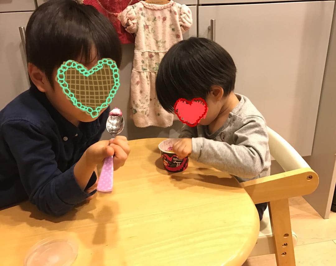小倉優子さんのインスタグラム写真 - (小倉優子Instagram)「３１アイスクリームにハマり中です😊 一つのアイスを二人で仲良く分け合う姿が可愛い💓 ただ、最後はお兄ちゃんが弟に全部あげちゃうパターンです😅 優しいお兄ちゃんと甘え上手な弟です笑✨」10月17日 11時13分 - ogura_yuko_0826