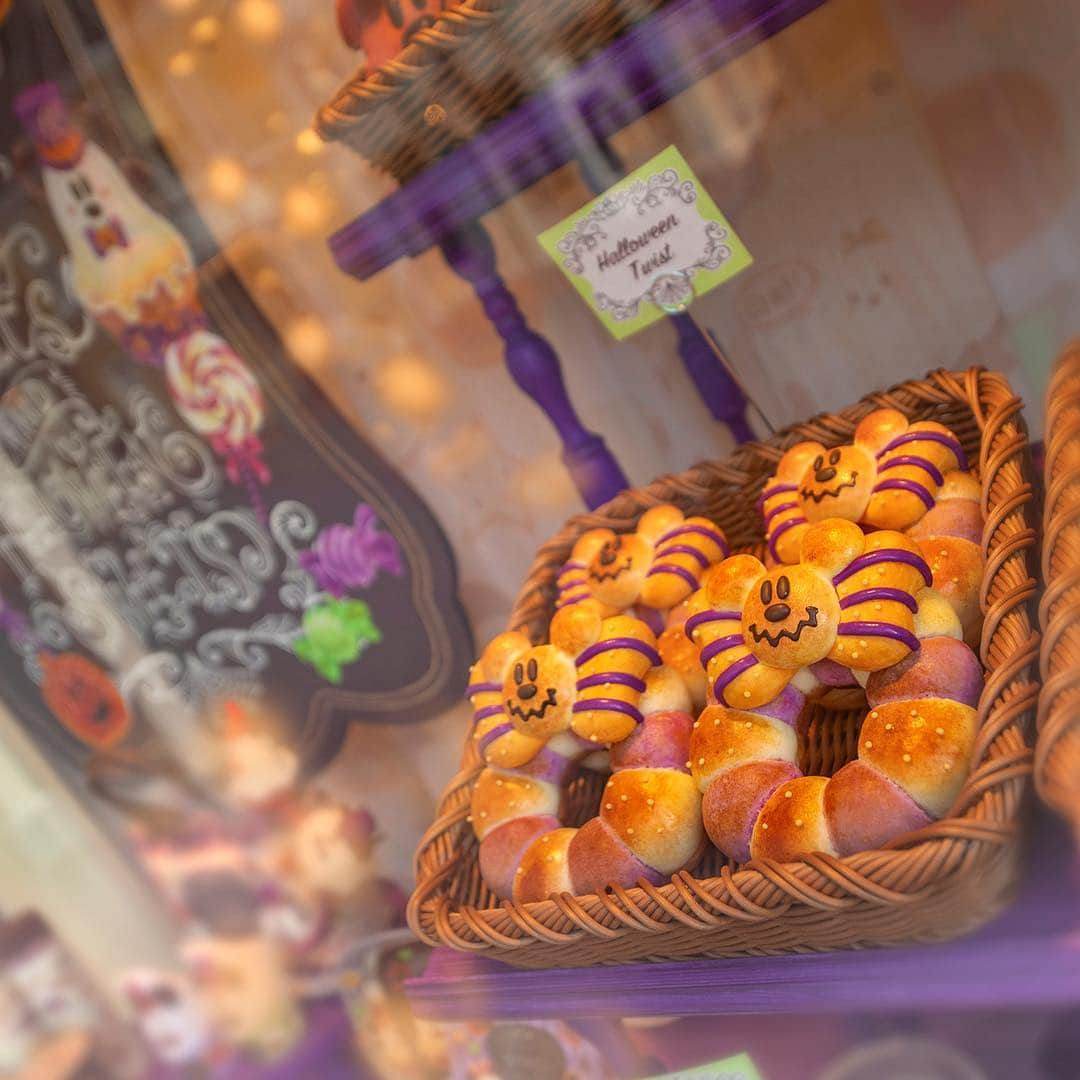 のインスタグラム：「Smells good!? パンのいい香りが・・・？？ #disneyshalloween #disneyandco #worldbazaar #tokyodisneyland #tokyodisneyresort #bread #ディズニーハロウィーン #ディズニーアンドカンパニー #ワールドバザール #東京ディズニーランド #東京ディズニーリゾート #ハロウィーンスウィーツ #菓子パン」