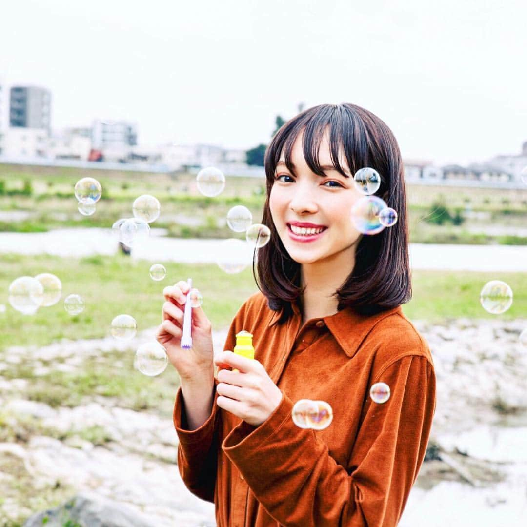 ストーン奈緒美さんのインスタグラム写真 - (ストーン奈緒美Instagram)「おはようございます🌞 ・ この写真はソフトバンク賞を目指してRT数を競っている写真です💓 ・ テーマは「SNS映え！！」 シャボン玉を吹く自然で美しい一瞬をカメラにおさめることが、映えなのではと思っています✨ ・ Twitterに他の写真も載せてあるので、ぜひRTお願いします🙏 固定RTにしてあります💓 ・ ・ ・ #ミスコン#ミスソフィア#上智#ミスキャン#ファイナリスト#写真#ポートレート#一眼#シャボン玉#ファッション#メイク#モデル#美容#大学生#看護学生#ヘアスタイル#photography #japan#hairstyle」10月17日 12時05分 - 18misssophia_2