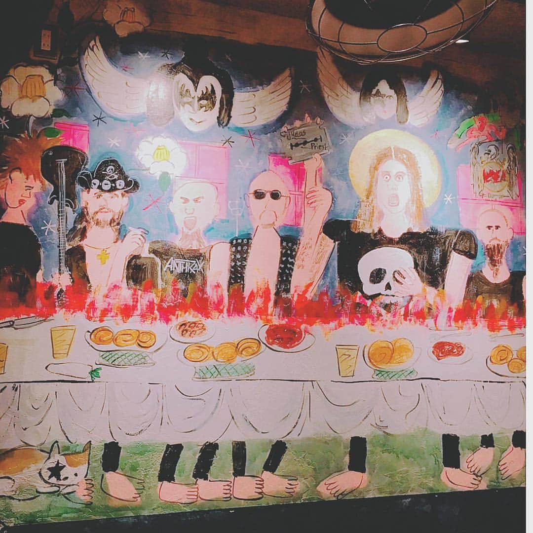 佐藤智美のインスタグラム：「子供の誕生日のお祝いメシ（笑） 「メタルめし」サンに行って来ました〜🎸🎶 はぁ…超楽しかった✨ マッサ伊藤カレーが食べたかったわぁ〜🍛 #高円寺 #メタルめし  #マスター オブ ナゲッツ  #ミートボール トゥ ザ ウォール」