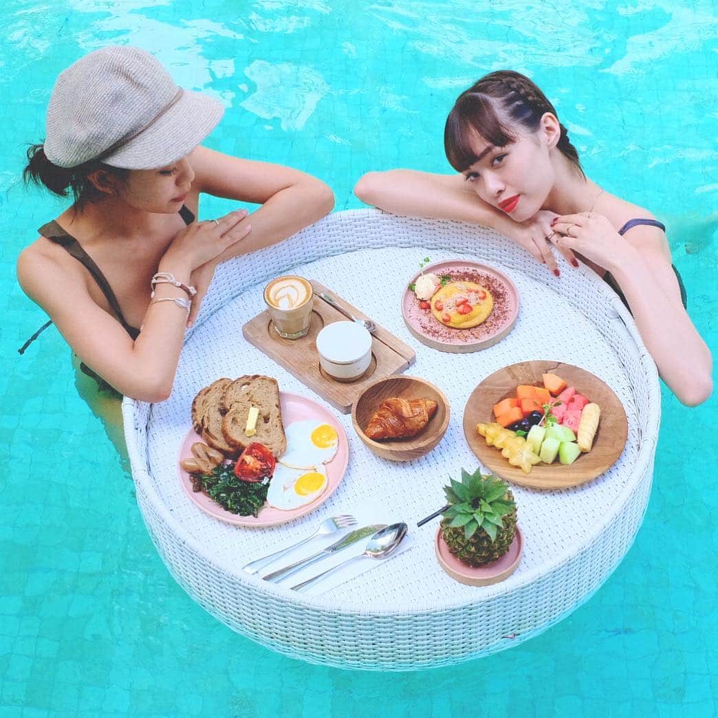 クロエさんのインスタグラム写真 - (クロエInstagram)「🏝Cabina Bali Breakfast in the pool♡ photo by @bali_gaido_jun 🌺 #Bali #cabinabali #バリ #バリ旅行」10月17日 13時20分 - ch__l__oe