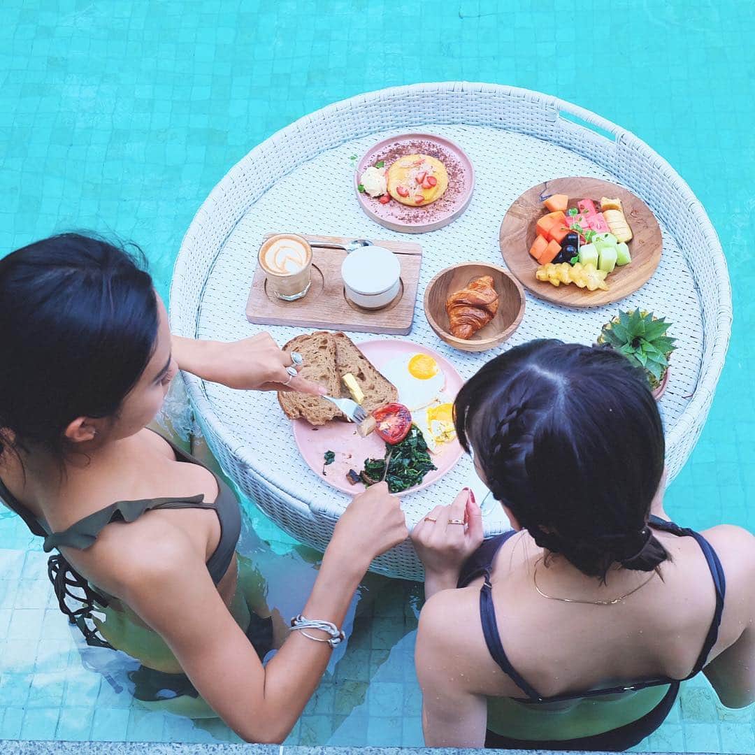 クロエさんのインスタグラム写真 - (クロエInstagram)「🏝Cabina Bali Breakfast in the pool♡ photo by @bali_gaido_jun 🌺 #Bali #cabinabali #バリ #バリ旅行」10月17日 13時20分 - ch__l__oe