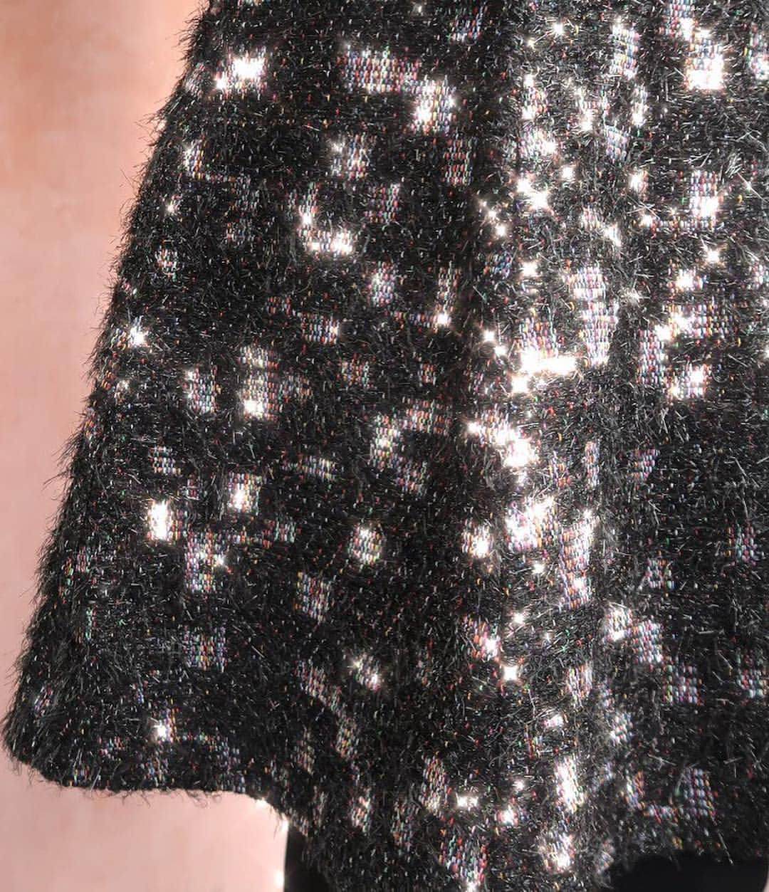 小川淳子さんのインスタグラム写真 - (小川淳子Instagram)「１５周年✨アニバーサリーイベントまでいよいよあと2日💖 キラキラ感が魅力の新作ラメツイードスカート💞💞 大好きなElegant Flower Bijou Knitに合わせて、華やかな印象のブラックコーデに💖  #chesty#15thchesty#knit#skirt#black#fashion#coordinate#ootd」10月17日 13時32分 - junkoogawa1225