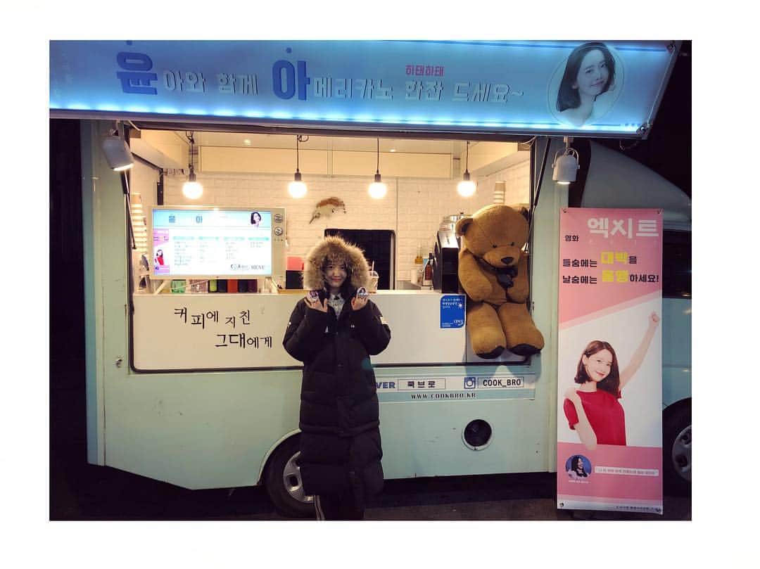 ユナさんのインスタグラム写真 - (ユナInstagram)「야식먹고 커피마시고 힘내서 촬영하고💃 #너무너무고마워♥️ #영화 #엑시트 #융스타그램」10月17日 14時38分 - yoona__lim