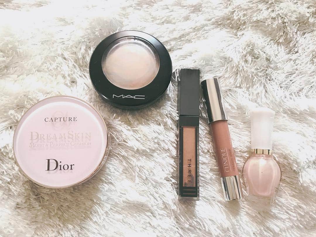 わちみなみのインスタグラム：「最近使っているものたち🍁ベージュ系にはまり🐶 #わちコスメ #dior #mac #three #clinique #esprique」
