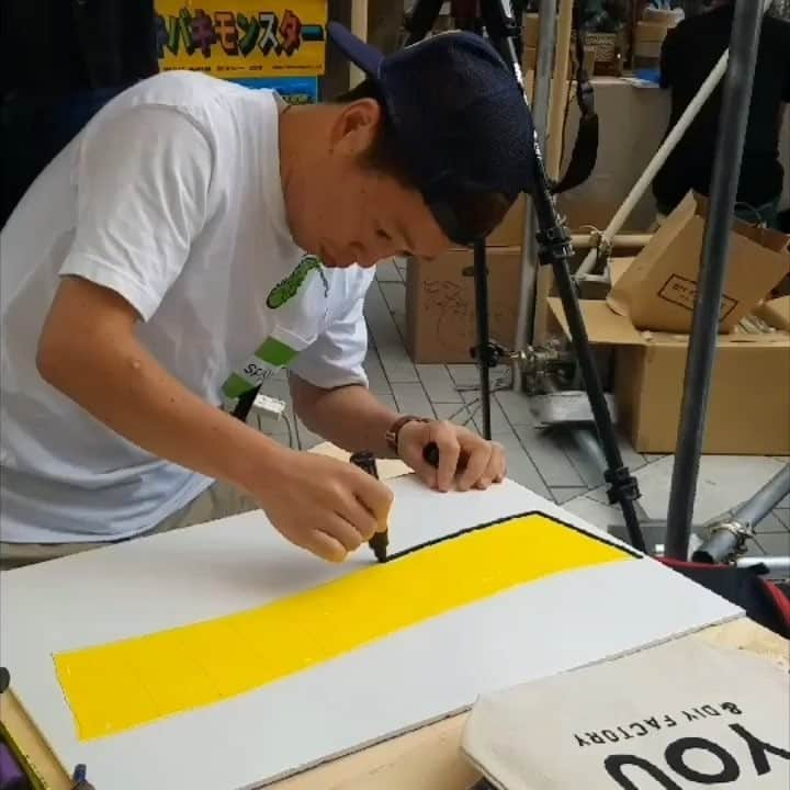 ネゴシックスのインスタグラム：「削り文字 音はnyでシルクキャップあげたら作った音楽くれたburtonのです #burtondjlooper #newyork  #削り文字 #diyfactory  #uniposca  #POSCA #ポスカ #bakibaki #bakibakimonster  #Illustrator #nego6 #negosix #イラスト #ネゴ #ネゴシックス #バキバキモンスター #バキバキ似顔絵 #バキバキ商店」