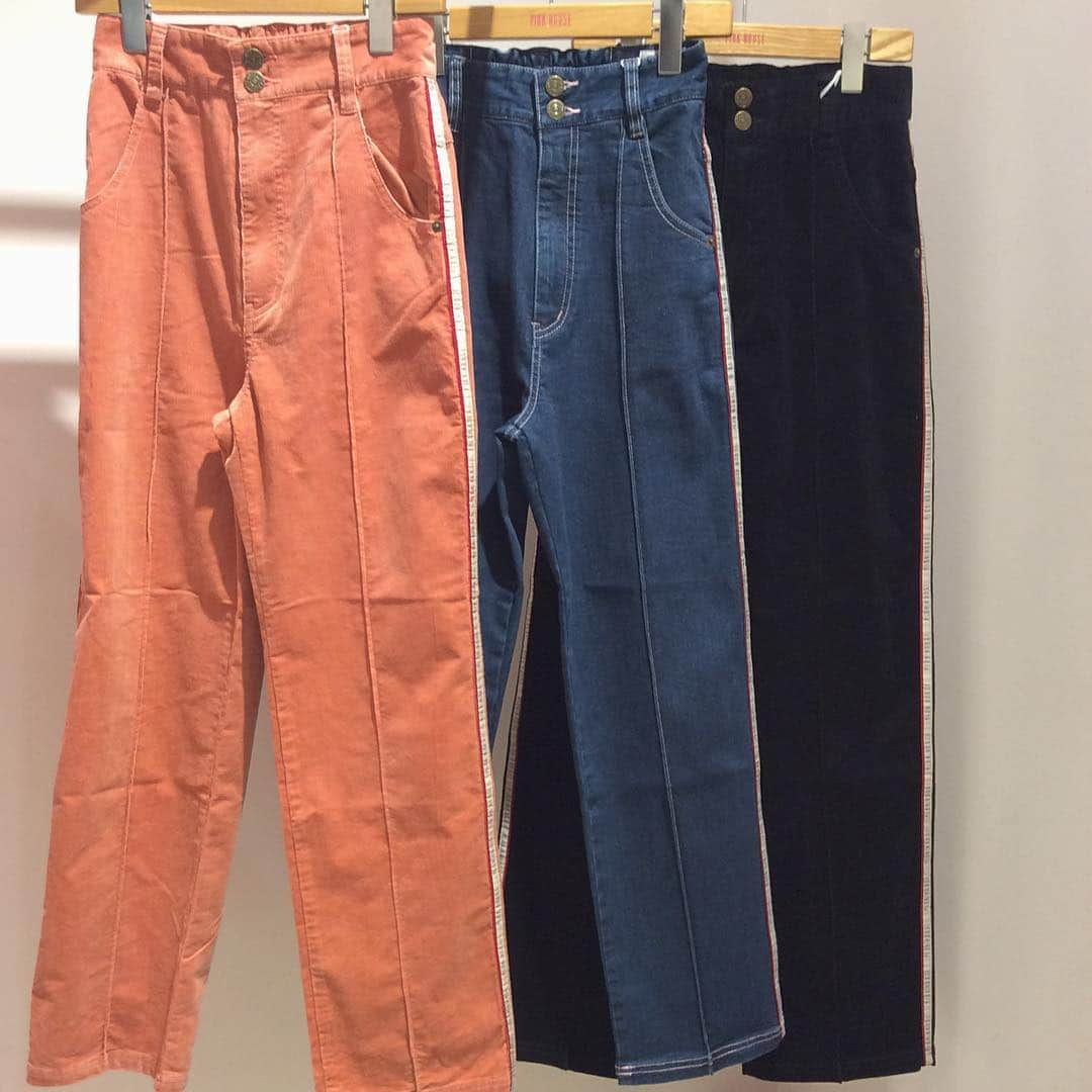 PINKHOUSE CHELSEAさんのインスタグラム写真 - (PINKHOUSE CHELSEAInstagram)「サイドロゴライン入りパンツ👖💗 col:Black.Pink.Navy size:S.M price:¥22,000+tax . . #pinkhousechelsea  #pinkhouse  #ピンクハウスチェルシー #パンツ #コーデュロイ #デニム #ロゴ #ライン  #秋物 #双子コーデ  #新作 #秋物新作 #kawaii #ootd #outfit #code #fashion #twins」10月17日 17時22分 - pinkhouse_chelsea