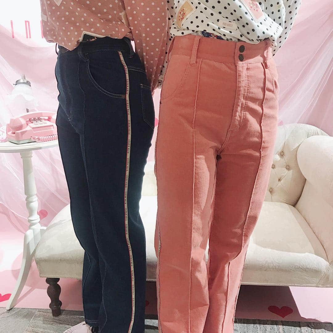 PINKHOUSE CHELSEAさんのインスタグラム写真 - (PINKHOUSE CHELSEAInstagram)「サイドロゴライン入りパンツ👖💗 col:Black.Pink.Navy size:S.M price:¥22,000+tax . . #pinkhousechelsea  #pinkhouse  #ピンクハウスチェルシー #パンツ #コーデュロイ #デニム #ロゴ #ライン  #秋物 #双子コーデ  #新作 #秋物新作 #kawaii #ootd #outfit #code #fashion #twins」10月17日 17時22分 - pinkhouse_chelsea