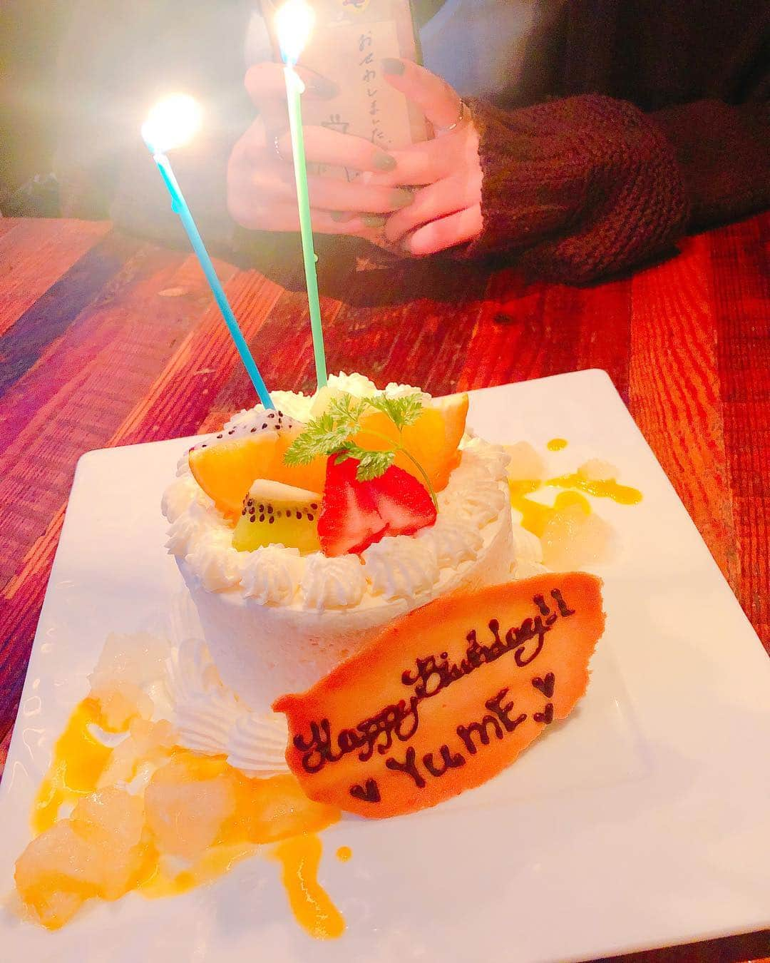 林ゆめさんのインスタグラム写真 - (林ゆめInstagram)「この間友達が早めの お誕生日サプライズしてくれた時のケーキ🎂❤️ プレゼント一緒に買いに行ったのに、サプライズで更にディズニーのチケットもくれたの😳❤️ またディズニーの写真も載せよーっと！ （お誕生日、明日です❤️笑） _ _ _ #誕生日 #サプライズ #ケーキ #誕生日ケーキ #ディズニーランド」10月17日 19時44分 - ___yuume.18