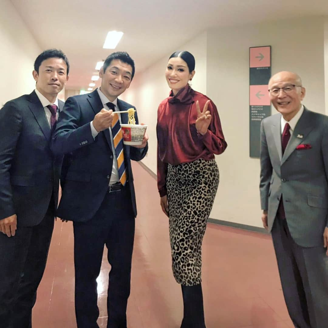 アンミカさんのインスタグラム写真 - (アンミカInstagram)「今日は読売テレビ【情報ライブ！ミヤネ屋】の日でしたよ😄 赤星憲広さん、橋本五郎さん、宮根誠司さんと。 生放送終わりの大人のカップ麺シェア🍜が密かな楽しみです♬ 。 #今日は大人の派手になりすぎないシックな赤とレオパード柄に挑戦 #イヤリングもお気に入りのモードなものを #赤い口紅にしたかったからチークとアイホールはブラウン系に抑えて💄 #藤井聡太七段の31年ぶり最年少新人王おめでとう㊗️ #オセロ世界一の11歳福地くんが可愛かった❣️ #明日は12時からTOKYOMXひるキュンです トップス #zara  スカート  #n21  イヤリング #abiste」10月17日 20時49分 - ahnmikaofficial