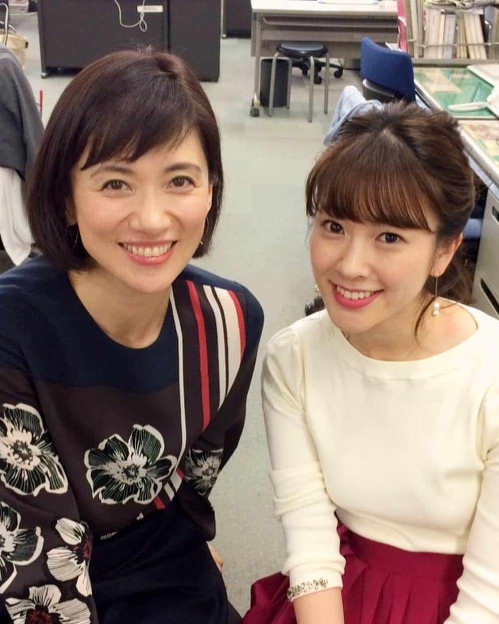 フジテレビアナウンサーのインスタグラム：「私うめづと三上マナちゃんの共通点👇のうち、間違っているものはどれでしょう？  ①毎朝メイク室で隣に座る ②スタイリストさんが同じ人 ③社内でスリッパを愛用している  答えは…⇦👆 #スリッパ愛用者はマナちゃんだけ #いつもこのスリッパ履いてメイク室に来る #ゆるり女子 でも #めちゃくちゃおしゃれ  #三上真奈 #梅津弥英子 #フジテレビアナウンサー #うめづ日記」