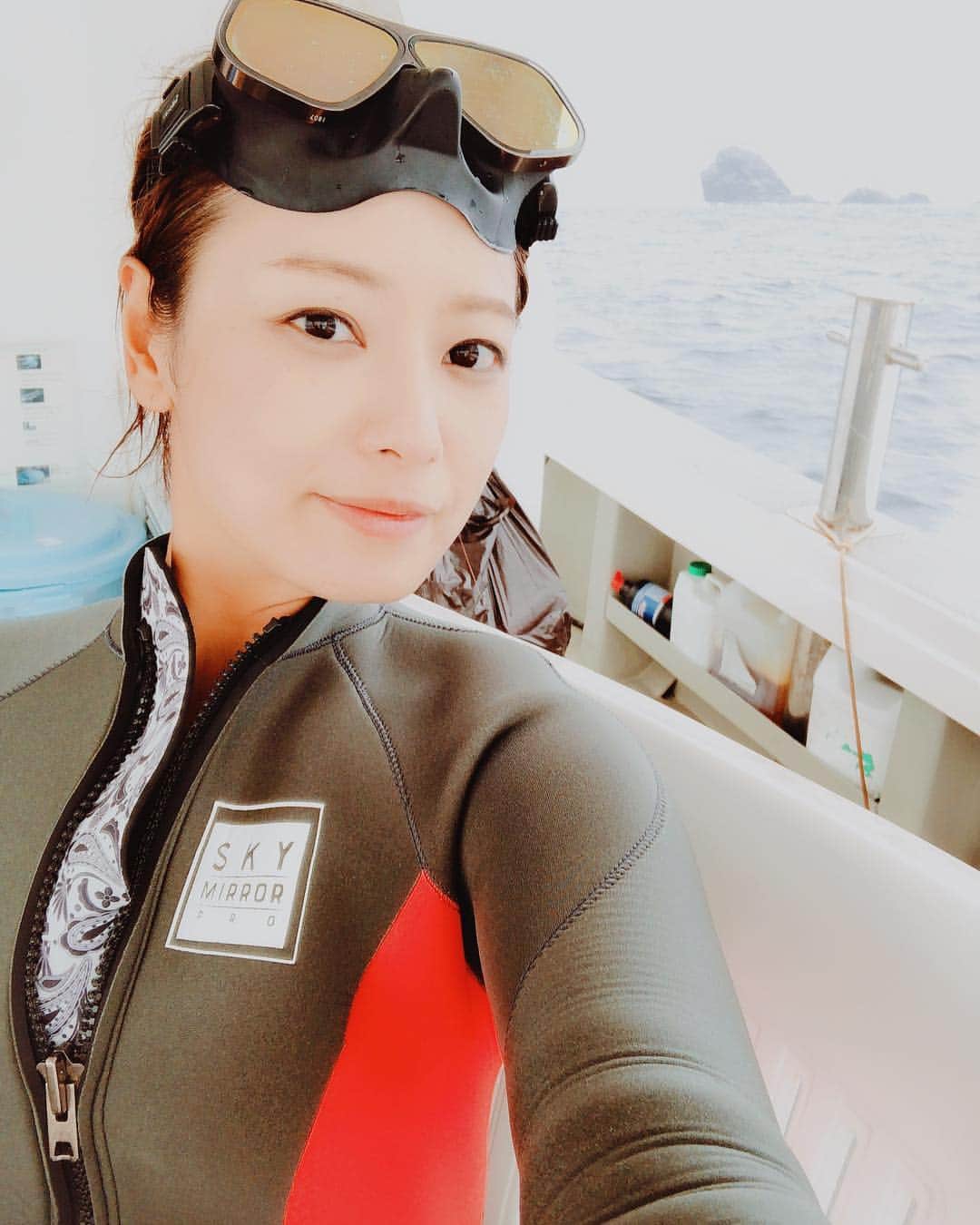 彩海のインスタグラム：「. . 🐠🐟OKINAWA🦀🐬 . 1年前にウェットスーツ デザインオーダーをさせてもらって やっと着れた！(すっぴんすいません) . 生地もデザインもフルオーダーできるよ！ 今回は5mmだけど夏用も作りたい🍍 本当可愛くてテンションあがるー😆 . . 身体の全てのサイズを測って作ってくれるからピッタリなの♡ .  オーダーしたのはココ↓ . 🌴ファヴスオキナワ🌴 @favus_wetsuit . . 今回夜も潜ったの！！ 神秘的で感激だったやー！！ . . . . #オキナワ#沖縄旅行  #ダイビンググッズ全部揃えたw」