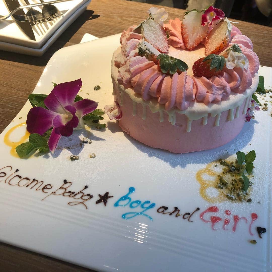 奈保さんのインスタグラム写真 - (奈保Instagram)「W🤰お祝いランチ♡ 男の子ベビーと女の子ベビー👶💙❤️ . . . #妊婦ランチ#お祝い#予定日1ヶ月違い#男の子と女の子#ベビー#出産頑張ろう♡#マタニティウエア#justbeyourself#designbygc#ザストリングス表参道#ザストリングス表参道1周年」10月17日 21時06分 - naho.0422