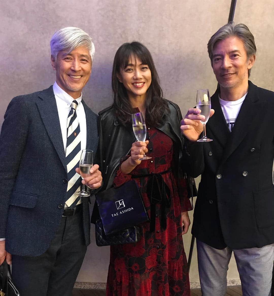 前田典子さんのインスタグラム写真 - (前田典子Instagram)「#taeashida #芦田多恵さんのコレクションへ  #夫婦で行ってきました #真っ赤花柄のワンピース @tae_ashida_official  #みんなにも会えたー❣️ #チャミーさんにも会えた！ #アラフィ夫婦 #前田典子 #日比野玲 #セサミンチーム集合したね🥂 #新国立美術館 にて  #ここ好き❤️」10月17日 21時30分 - maenorichang