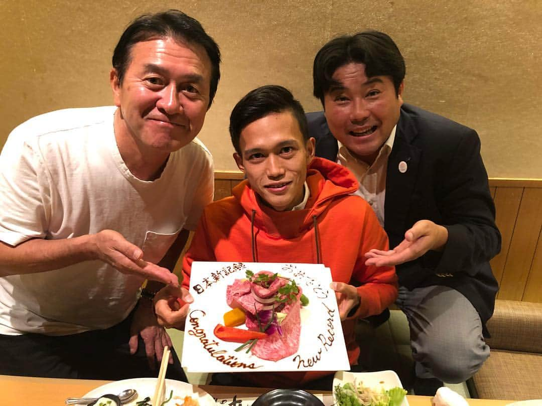 大迫傑さんのインスタグラム写真 - (大迫傑Instagram)「早稲田レジェンドの御二方にお祝いして頂きました！ ありがとうございます！ #瀬古利彦 #渡辺康幸 #Waseda #早稲田」10月17日 21時33分 - suguru_osako