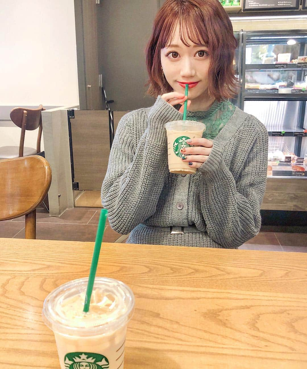 佐藤瀬奈さんのインスタグラム写真 - (佐藤瀬奈Instagram)「え、なにこの彼氏とデートなう的な写真🙄笑 (撮影者・姉) ・ お仕事終わりにまったりお茶なう🤤💓 髪がね、全くピンクにならず赤になりました🙋‍♀️w (明るいところで見るとけっこうな赤！) ・ やっぱりピンクにしたかったらブリーチしなくちゃか🤔 ということでしばらく赤髪を楽しみたいと思います😂❤️ ・ 皆さま今日もお疲れ様でした♡ ・ ・ ・ #ヘアカラー #赤髪  #ボブ #ヘアスタイル #haircolor  #hairstyle  #redhair #デートなうに使っていいよ ←」10月17日 22時14分 - senapuu