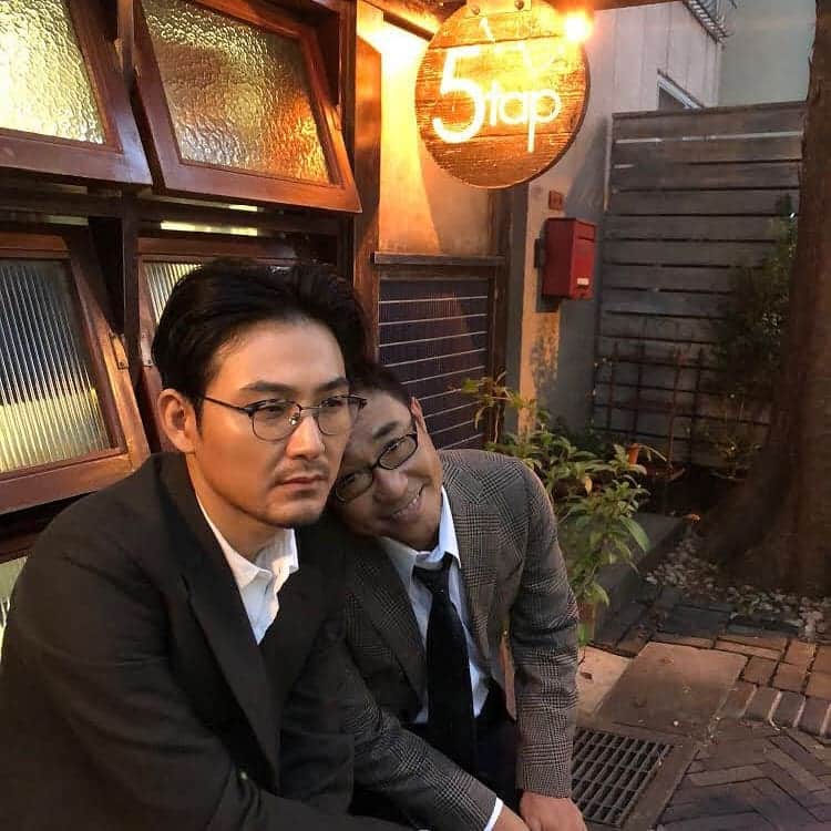 日本テレビ「獣になれない私たち」のインスタグラム：「#松田龍平 #八嶋智人 #土下座の後  #ついに分かり合えた二人 #至福の笑顔  #5tap #来週もまた会おう  #獣になれない私たち  #けもなれ」