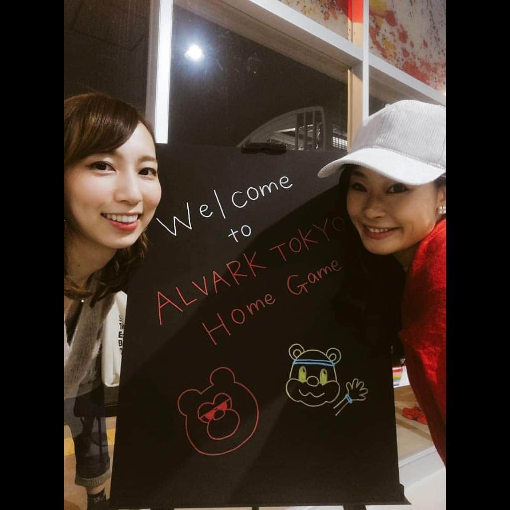 岸田彩加さんのインスタグラム写真 - (岸田彩加Instagram)「#アルバルク東京 −#栃木ブレックス  やっぱり#田臥 さんは凄い！！！宙に浮いていた！🌏 ・ ものっすごいシーソーゲームでまさかの#延長戦 ！！！ #Bリーグ 見始めて２回目くらいかも。 あやちゃんの顔芸が😂 アルバルクの監督さんが、１番好きです。 最後の最後で負けてしまって悔しいー！！！ ・ #bleague #バスケ観戦 #バスケ #alvark #alvarktokyo #basketball #バスケ女子 #立川 #アナウンサー #フリーアナウンサー #バスケ好きな人と繋がりたい」10月17日 22時54分 - kishida_ayaka1122