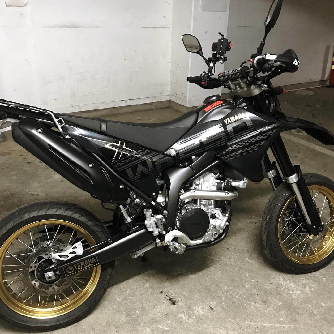 伊阪達也のインスタグラム：「#wr250x サイレンサーガードをブラックに塗装。#純正マフラー がどうしてもよくて 色はブラックにするかほんと悩んだんだけど、ただ塗装してみたかったっていう（笑） 思ったよりいい感じになって良かった。 #モタード #motard #染めq」