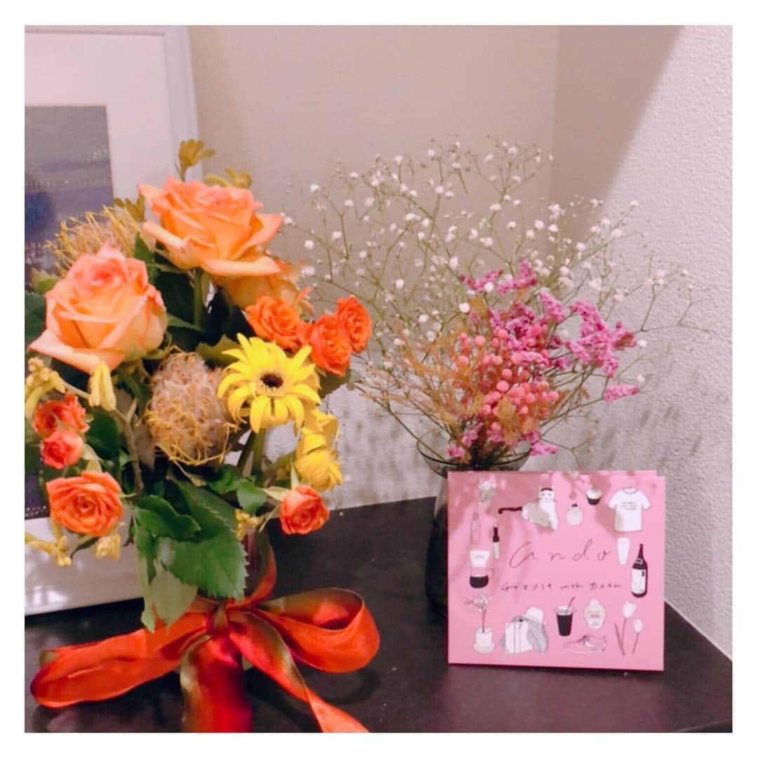 のインスタグラム：「🌸🌼🌸 ・ ・ ・ お花をいただきました 玄関がいい匂いで 帰ってくるのが楽しみ🏡🌸」