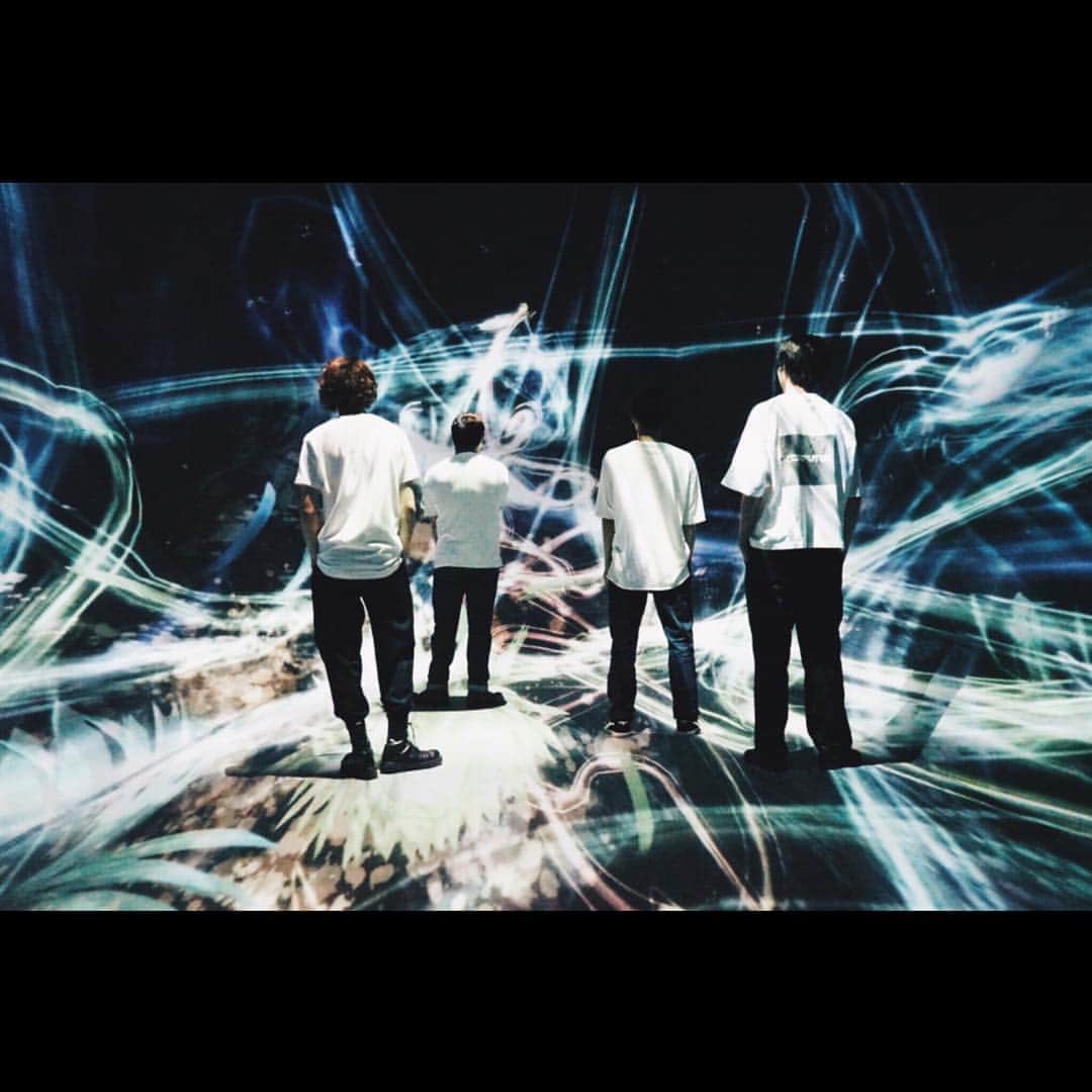 のインスタグラム：「男4人のチームラボ。最高。 #teamlab #teamlabborderless #チームラボ #チームラボボーダレス #チームラボお台場 #actor #model #avex #tokyo #japan #follow #followme #フォローミー #fashion #instafashion #instagood  #followme  #eos #eos8000d #canon #写真好きな人と繋がりたい #ファインダー越しの私の世界 #東京カメラ部」