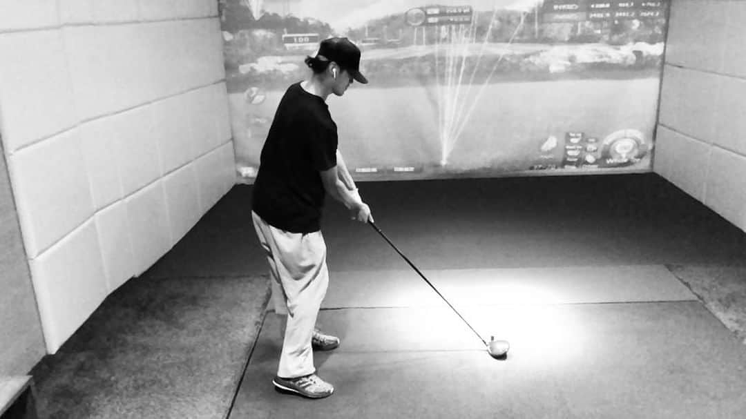 のインスタグラム：「Golf practice day 5. Critiques Pls. 練習約5日目。 ゴルフ上手な人へ。 直した方がいいところ教えてくらぱい。 #左肘が曲がってるのは知っている」