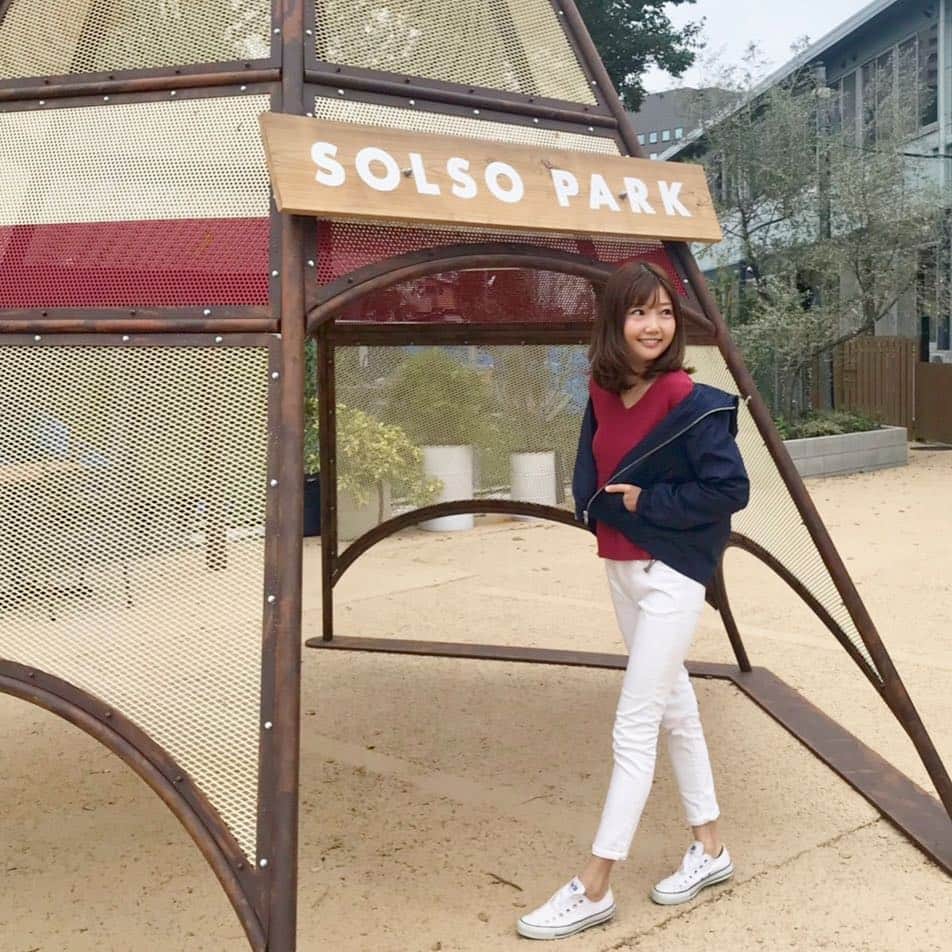 橘珠里 橘珠里さんのインスタグラム写真 - (橘珠里Instagram)「ブレアとのお散歩コーデ🐶🐾👟✨ ⠀ ⠀ 今年はカジュアル目なアウター  #ショートマウンテンパーカー に初挑戦してみました☺️ ⠀ ⠀ この日はパンツに合わせましたが、意外とワンピースやスカートのコーデとも ...