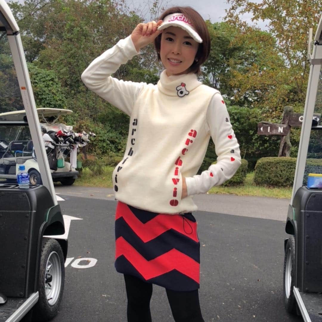 宮崎宣子さんのインスタグラム写真 - (宮崎宣子Instagram)「番組でとてもとてもお世話になった方のコンペでした⛳️✨ この時期のゴルフは、気温の差が激しいので、脱ぎ着がしやすいベストスタイルが便利😆 朝晩は寒かったけど、日中は暑くなって脱いで、また寒くなって着るを繰り返しました。 和気藹々として楽しいままに終わりました💕  #golfevents #golfevent #golfgirl #golfwear #archivio #秋ゴルフコーデ #ゴルフウェア #アルチビオ #ベストスタイル #ゴルフコンペ #ゴルフ女子 #楽しくて #また半年後 #今度こそ」10月18日 1時54分 - miyazaki_nobuko