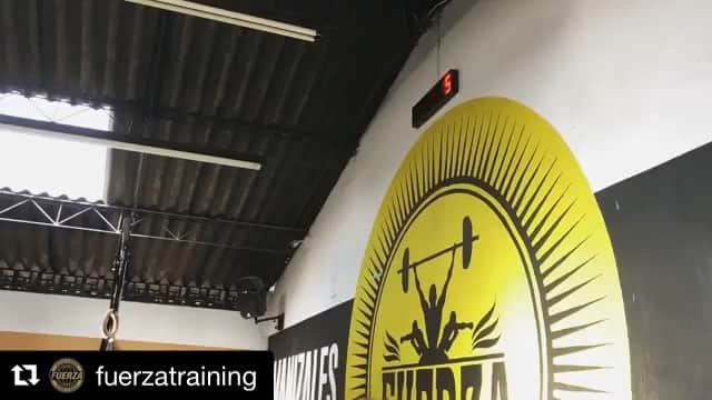 エルキン・ソトのインスタグラム：「💪🏼Muchas gracias por abrirme las puertas de esta excelente familia.💪🏼 @luchofuerza  @camilopezz91 @fuerzatraining @migue.quintero117 @germanfoucault @zuluagasan @harolmoscatel #Repost @fuerzatraining with @get_repost ・・・ Esto si es entrenar @fuerzatraining ⚡️⚡️⚡️ @esoto16  @danielgyepes  @laurasofiasuarez  @santitamayo89  @ssernal  @migue.quintero117  @zuluagasan  @lina_alzate  #Venceteatimismo」