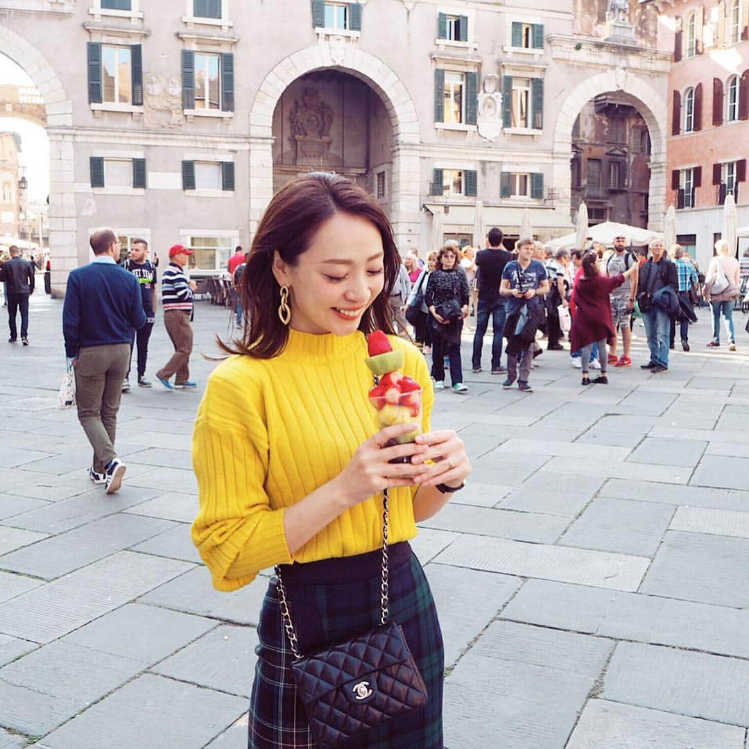 磯部奈央さんのインスタグラム写真 - (磯部奈央Instagram)「初めてのベローナ☺︎❤︎ . 宿泊したアパートメントもかわいかった☺️ . そして、ロミオとジュリエットのジュリエットの家に行ったのですが、ジュリエットの銅像の右胸に触ると幸せになれるらしく…ばっちり触ってきました🖐🏻笑 . . #italy #🇮🇹 #イタリア #ヨーロッパ #ヨーロッパ旅行 #旅行 #verona #ベローナ」10月18日 2時36分 - nao_isobe729