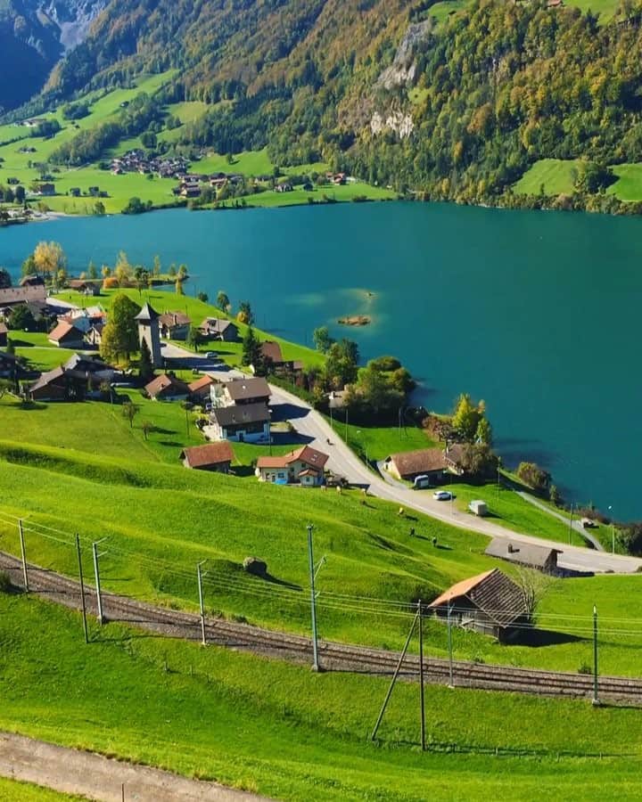 Hatice Korkmaz The Color Queenのインスタグラム：「Through the green💚💚 #switzerland #lungern #love #green」