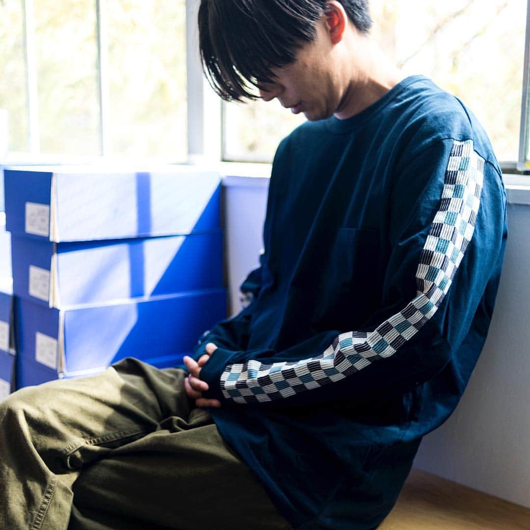 のインスタグラム：「【KUONカットソー入荷】 袖の刺し子織り生地がKUONらしいカットソーが届きました。 胸にはポケットつき。 しっかりとした存在感と、取り入れやすさを併せ持っています。 ちなみにパンツもKUONのテントパンツです。 #struct_KUON -- カットソー／KUON：13,000yen+tax パンツ／KUON：30,000yen+tax [WEBストア○] -- struct 大阪市西区京町堀1-13-21 高木ビル3F 営業時間：12：00〜19：00 定休日：火水 struct.biz お買い物は @struct_blueover のプロフィール リンクからどうぞ -- #struct #ストラクト #京町堀 #靱公園 #osaka #大阪 #セレクトショップ #日本製 #japanmade #KUON #市松 #カットソー #ワイドパンツ」