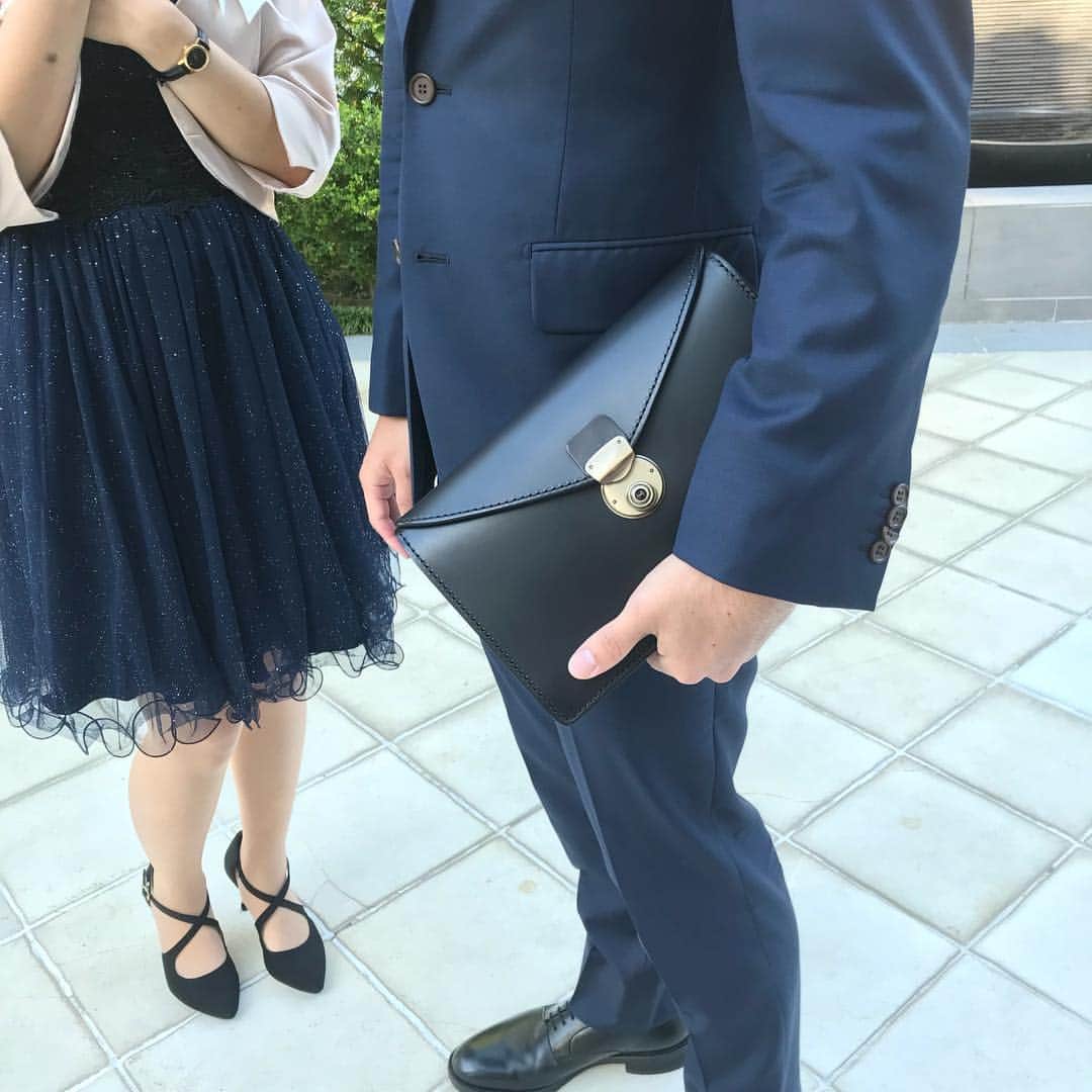 HERZ ヘルツさんのインスタグラム写真 - (HERZ ヘルツInstagram)「みなさんこんにちは。本店スタッフの早坂です。 今月は結婚式ラッシュということで、実際に愛用品のS-1（フラップセカンドバッグ）を持って友人の結婚式に出席してきた様子をご紹介します。 #ヘルツ #ヘルツ本店  #herz #leatherbag #革 #革鞄 #鞄 #革製品 #レザーバッグ #madeinjapan #結婚式 #結婚式コーデ #結婚式小物 #結婚式バッグ #おしゃれ #クラッチバッグ#clutchbag #セカンドバッグ #secondbag #東京 #表参道 #神宮前」10月18日 13時48分 - herz_bag