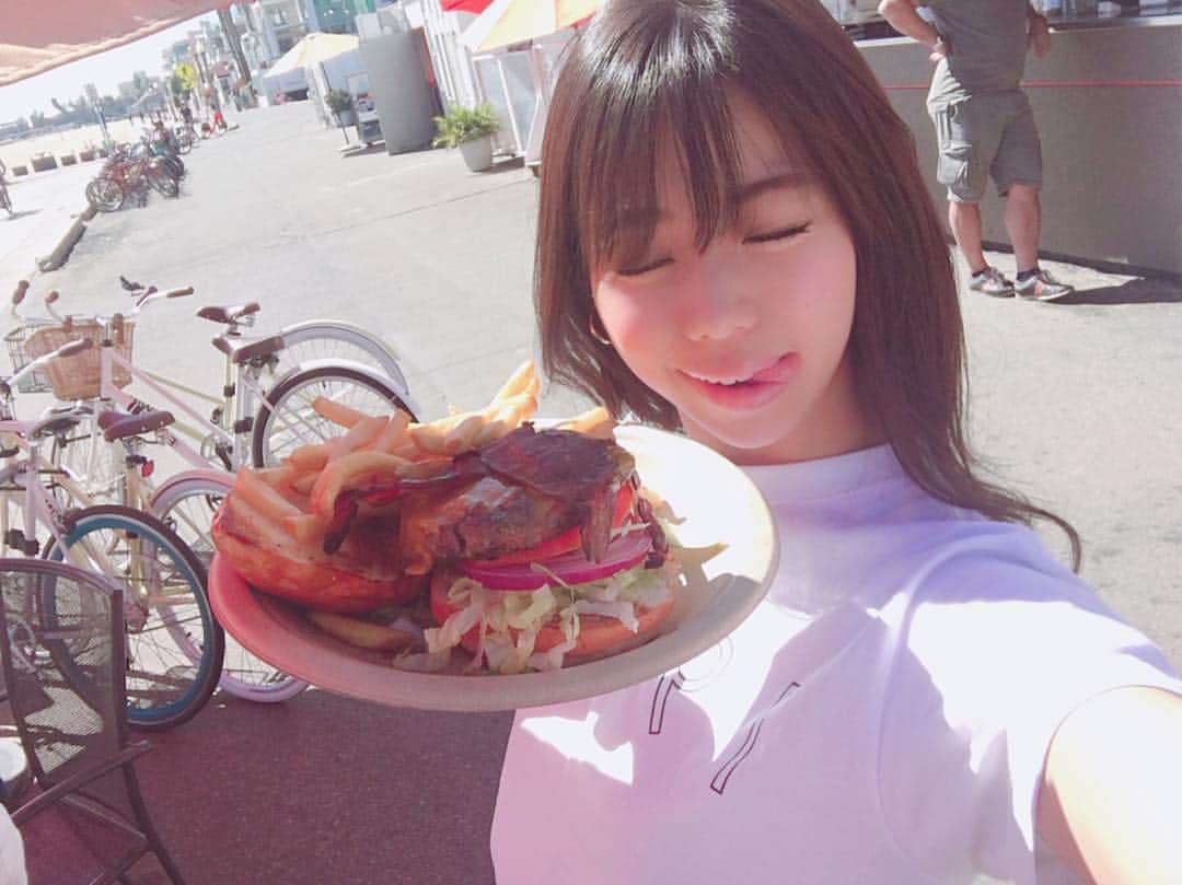 鈴木ふみ奈さんのインスタグラム写真 - (鈴木ふみ奈Instagram)「おっきいハンバーガー食べてる🍔💛 #LA #humberger  #大きい #ハンバーガー」10月18日 5時19分 - fuminasuzuki