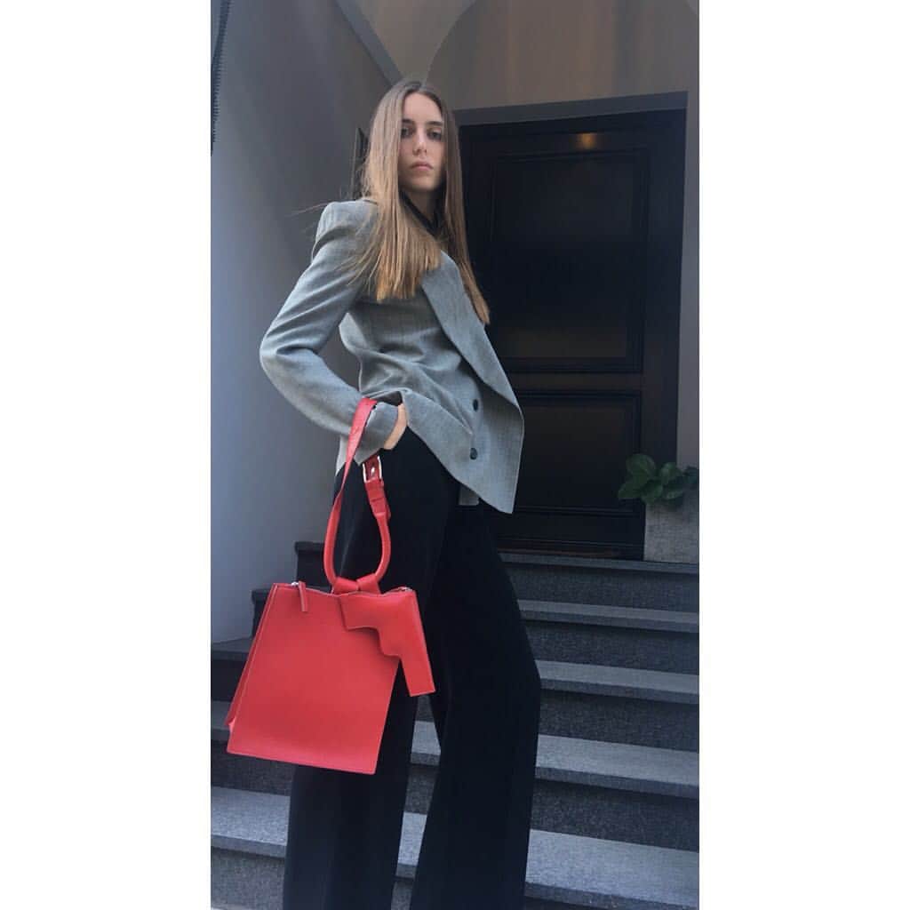 のインスタグラム：「A shot of Fashion  #johnribbe #fashion #handbag#redbag #bag#baglover#bagaddict #fashionlover #businessstyle #powerwoman #charmbag #unique #businesslook #coolbag #leatherbag #mode #handmade #charms#johnribbejacket」