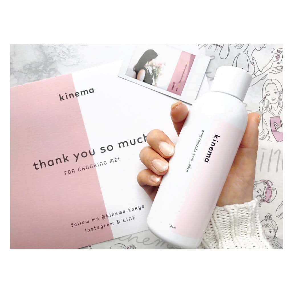 skincare in progress A daily does of Tokyoのインスタグラム：「\\ #みんなのスキンケア で、みんなの色んなキネマの使い方が見れます // . kinemaを使ってくれた、@mco.12 さんのコメント👇🏻 ------ ＋ﾟo｡ ＋ﾟ こんばんは♡ いつもご観覧、いいね、フォローありがとうございます(^^) 本日2つ目です。メイクは１つ前にpostしています◡̈⃝ ＋ﾟ 今回、 @kinema.tokyo 様から 拭き取り化粧水 をお試しさせていただきました。 ＋ﾟ 拭き取り化粧水は初めて使うので どんな感じなのかな〜とワクワク…◟̊◞̊♡ ＋ﾟ アルコールフリーということなので 安心して使うことが出来ました⸝⸝⸝⸝◟̆◞̆♡ ティーツリーの香りで最初はスースーするのかなと思ったんですが 私は特にスースーすることなく使うことが出来ました！ ＋ﾟ 私の使い方は 洗顔をした後にコットンにヒタヒタになるまでつけ拭き取ります その後にいつものスキンケアを行ないました◡̈⃝ ＋ﾟ この拭き取り化粧水をするのとしないのとでは 普段の化粧水の浸透力が違う気がしました♡ 拭き取り化粧水をした後の方が その後のスキンケアがしっかり浸透してくれます そしてなんとなく肌がモチモチになったような…*⍤⃝*♡ ＋ﾟ まだ使い始めて日は浅いのですが 気に入ったのでこれからも普段のスキンケアに取り入れようと思います♡ ＋ﾟ ------ 気に入って頂けたの嬉しすぎます👼 . 拭き取り化粧水使ったことない……という方でも、アルコールフリーなので気軽に始められますよ👍💞 . 素敵な投稿をしてくださった @mco.12 さん☺☺ . ありがとうございました👍 ------------ 💁 @kinema.tokyo は、敏感肌でも使える優しい拭き取り化粧水 👉 #みんなのスキンケア でみんなのkinemaの使い方が見れるよ 🏷現在予約販売のみ受付中です。」