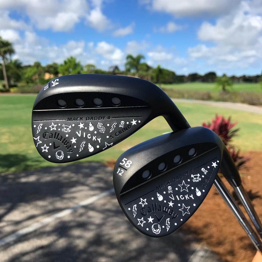 ヴィッキー・ハーストのインスタグラム：「@anthony.taranto is 🔥  Thank you for the sick wedges!!」