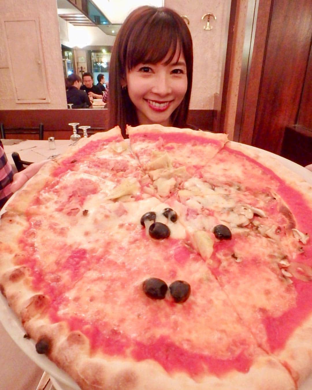 阪本智子さんのインスタグラム写真 - (阪本智子Instagram)「🇮🇹♡ イタリア到着----😆✨🛬💕 ＊ 5年半前にプライベートでローマに遊びに行った以来、久しぶりのイタリア🍅🍝🎶 さっそく美味しいピザを頂きましたっ😋🍕💕 今回は#おは朝 のロケです!! 全力で楽しむぞー😂🎶🎶 ＊ -7時間の時差があるので、 こっちは夜だけど🌛日本は朝かな🌞 #おはよう #おやすみ ＊ #trip #travel #worldtravel #italy #italia #milano #milan #pizza #food #italianfood #Buono #旅行 #海外旅行 #イタリア #イタリア旅行 #ミラノ #海外ロケ #阪本智子」10月18日 6時45分 - tomoko_sakamoto423