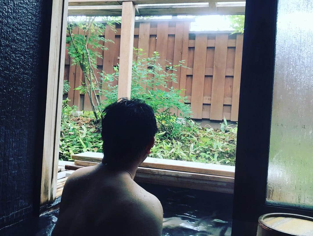 のインスタグラム：「嫁さんの弟家族が「おかえり！」と、僕たちの好きな温泉に招待してくれました(*^^*) 温泉の帰りに玉こんにゃくを食べたりして、最高のひとときでした！ 嫁さんの妹家族からは、メッセージ付きのディズニーランドのチケットを家族分もらいました(*^^*) 家族からの愛情に感謝しながら、今日もトレーニング頑張ります！  My wife’s brother’s family invited us to a hot spring to help welcome us back to Japan. On the way home we had some yam cakes and it was delicious!  And my wife’s sister’s family sent us a nice message with tickets to Disneyland! I am very grateful for all my extended family has done and I have cherished their support as I continue training!」