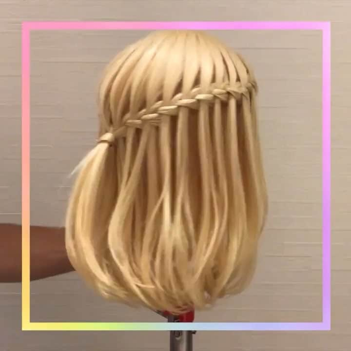 kamisugataのインスタグラム：「『ミディアムの編み込みハーフアップ』⠀ ・⠀ 【用意するもの】⠀ ヘアゴム x 1⠀ ・⠀ 【やり方】⠀ 1. サイドを編み込みます。⠀ 2. 後ろまで編み込んでピンで仮留めします。⠀ 3. 反対側も同じように編み込みます。⠀ 4. 後ろでひとつ結びにしてゴム隠しします。⠀ 5. 編み込みのバランスを整えて完成です。⠀ ・⠀ ————————————————————⠀ このアレンジをやってみた方は「#kamisugata」とタグ付けして写真を投稿してください♪⠀ ————————————————————⠀ ・⠀ #ウォーターフォール #ハーフアップ #ヘアアレンジ動画 #ヘアゴム #ヘアゴム隠し #ミディアムヘア #中級者向け #巻かないアレンジ #編み込み #ヘアアレンジ #ヘアアレンジやり方 #ヘアアレンジ解説 #ヘアアレンジレッスン #ヘアセット #ヘアセットやり方 #ヘアスタイル #髪型 #髪型アレンジ #cchannel #locari_hair #hair #hairstyle #hairarrange」