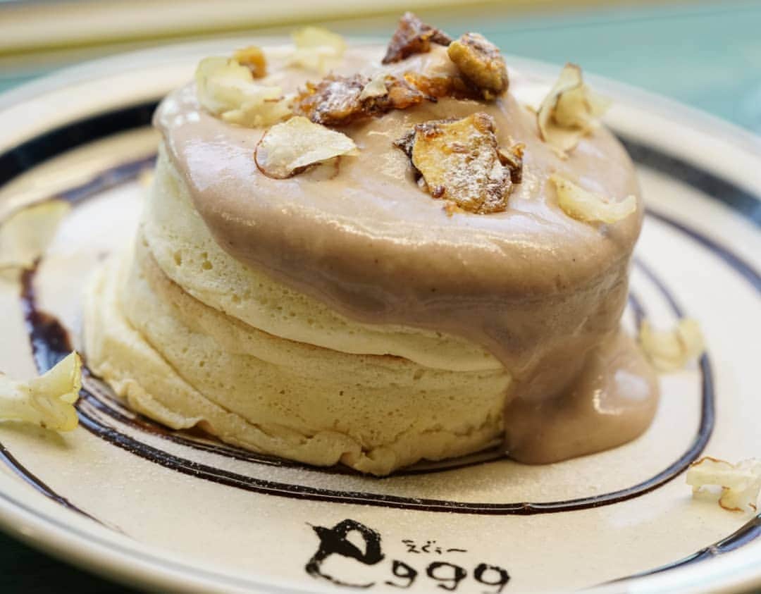 石関友梨のインスタグラム：「和栗のエスプーマクリームのパンケーキ♡ #egggcafe #小平本店 #限定食 #eggg×スイーツライターはなともさんのコラボメニュー #エスプーマ #和栗 #モンブラン #パンケーキ #期間限定 #食べ歩き」