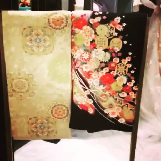 ngh_weddingboutiqueのインスタグラム：「. 「挙式当日、両親の衣装としては何がふさわしいですか」 「教会式にも似合う留め袖はありますか」 「親戚が遠方から来るので持ち物が少ないよう、ゲストドレスを一緒にレンタルしたいです」 などご列席者様のお衣装に関して このようなお問い合わせをよくお受けします。 . 今週末10月20（土）・21日（日）、 列席衣装をお探しのお客様のためのフェアを開催します。 ご一緒に着物のお着付けやヘアメイク、ヘアセットのお申し込みも可能です。 ご両親、ご兄妹、ご親族の皆様などぜひ揃ってお越しください。 ※列席衣装のみレンタル希望の方もご参加いただけます . 【お問い合わせ】 📞092-739-1141 📧wb-contact@ffines.jp #ngh_weddingboutique  #partydress #guestdress #列席衣装 #留袖 #色留袖 #モーニングコート」